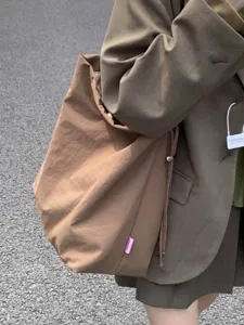 Grand sac cabas marron minimaliste pour femme, sac à bandoulière shopping polyvalent.