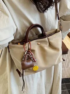 Élégant sac à bandoulière plissé beige pour femmes avec des breloques cœur et smiley