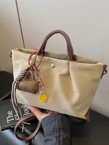 Sac à main plissé en toile avec breloques mignonnes et bandoulière en cuir