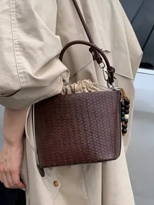Retro Geflochtene Eimertasche Damen PU Leder Handtasche Kordelzug Innentasche Umhängetasche Mit Perlenanhänger Sommer Mode Schultertasche