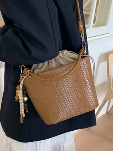 Vintage braune geflochtene Beuteltasche für Damen mit Kordelzug und Umhängeriemen