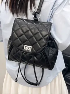 Mini sac à dos matelassé noir élégant pour femmes, idéal pour les voyages et le quotidien.
