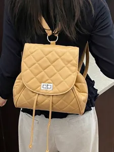 Petit sac à dos matelassé élégant pour femmes avec fermoir rotatif classique en beige