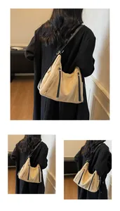 Grote vintage hobo-tas voor dames, multi-hoekweergave van de volledige rugdraagstijl