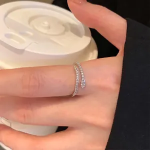 Nahaufnahme eines minimalistischen Schlangenrings mit Zirkonia am Finger