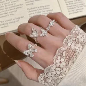 Detaillierte Nahaufnahme von eleganten Schmetterlings- und Schleifenringen mit Strass