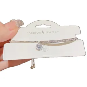 Elegantes silbernes Armband mit funkelndem runden Halo-Kristallanhänger und Kettendetail