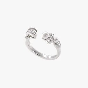 Eleganter silberfarbener offener Ring mit zarten Perlen und funkelnden Kristallen.