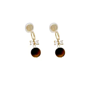 Élégantes boucles d'oreilles vintage en œil de tigre avec petit nœud en zircon doré