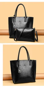 Vista detallada del conjunto de bolso tote y bandolera de cuero texturizado negro