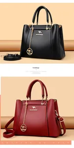 Comparación de bolsos de cuero negro y granate con logo de canguro y cadena dorada
