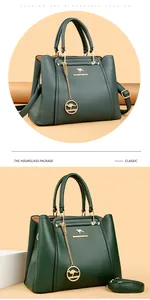 Primer plano de elegante bolso de cuero granulado verde con colgante de canguro dorado