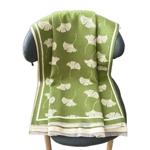 Sciarpa spessa verde con motivo a foglie di ginkgo bianco e nappe in finto cashmere