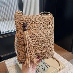 Borsa a Tracolla da Donna in Paglia Intrecciata a Mano Con Motivo Floreale Traforato E Decorazione di Nappine E Perline di Legno