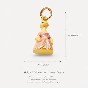 Mignon pendentif canard de dessin animé en robe rose, charme en cuivre doré 18K