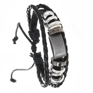 Dettaglio di un bracciale punk in pelle intrecciata da uomo con anelli metallici