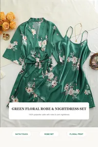 Detalle del conjunto de bata y camisón de satén verde con estampado floral suave