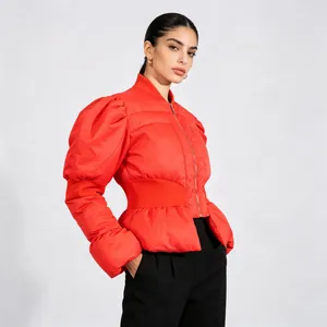 Detailansicht einer roten wattierten Jacke mit Puffärmeln und tailliertem Saum