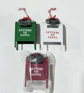 Detalle de adornos de buzón de Navidad de hierro en rojo, blanco y verde con coronas.
