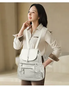 Détail d'un sac à dos vintage en cuir souple pour femme porté par un mannequin professionnel.