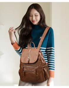 Sac à dos vintage en cuir souple marron pour femme présenté sur un mannequin de studio