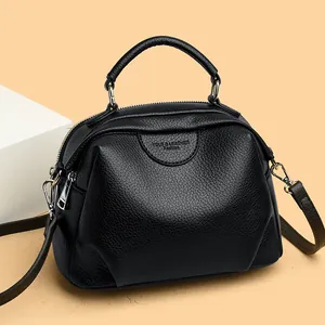 Elegante schwarze Handtasche aus Kunstleder mit Narbung, Tragegriff und verstellbarem Riemen