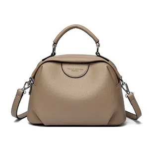 Taupefarbene Handtasche mit Lychee-Muster Leder, Umhängeriemen und Tragegriff
