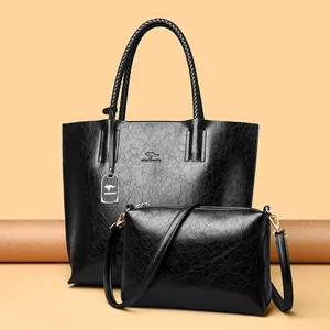 Modieuze set van zwarte lakleren shopper en crossbodytas met kangoeroe-logo erop