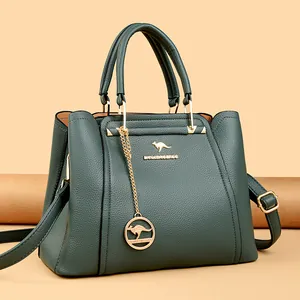 Bolso elegante de cuero verde oscuro con logotipo de canguro dorado y bandolera ajustable