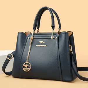 Elegante bolso de mano en cuero granulado azul marino con gran capacidad y dije