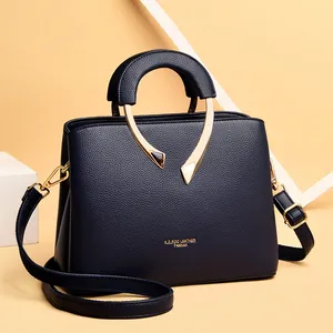 Elegante marineblaue Damenhandtasche aus genarbtem Leder mit modischem Metallgriff