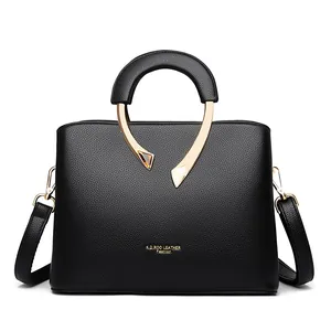 Elegante schwarze Handtasche mit Litschitextur und stilvollem runden Goldgriff-Design