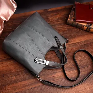 Elegante graue Lederhandtasche mit großem Fassungsvermögen und Ziernähten für Damen