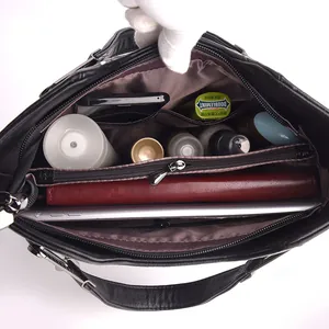 Schwarze Lederhandtasche mit großer Kapazität und organisierten Innenfächern