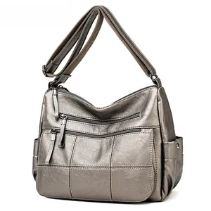 Elegante bolso bandolera de cuero suave gris metalizado para mujer con múltiples bolsillos