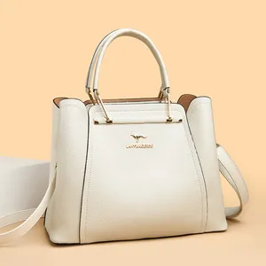 Bolso elegante de piel granulada blanco crema con logotipo de canguro dorado y asa