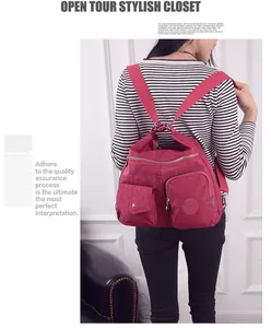 Rückansicht eines roten Oxford-Rucksacks an einem Modell in einem Raum