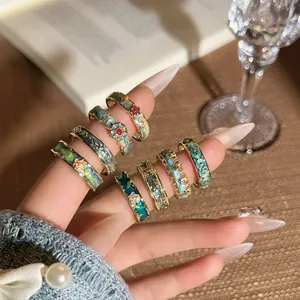 Detailansicht von Vintage-Emaille-Ringen mit floralem Ölgemälde-Design