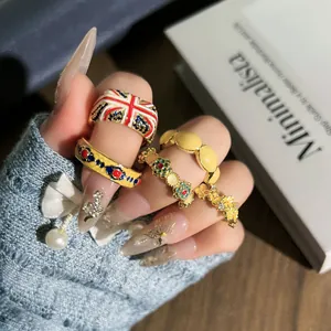 Detailopname van vintage emaille ringen in Britse stijl met Union Jack en bloemen