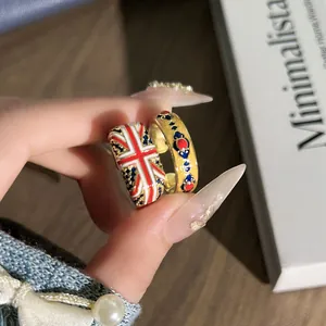 Close-up van vintage emaille ringen met Britse vlag en bloemmotieven voor dames