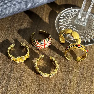 Detailweergave van vintage emaille open ringen in Britse stijl met Union Jack en bloemen