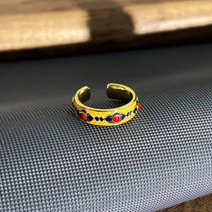 Detailopname van een vintage gouden emaille open ring met Britse stijlpatronen