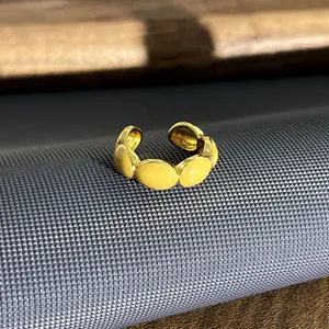Gedetailleerde macro-opname van een gouden vintage ring met gele emaille inlays