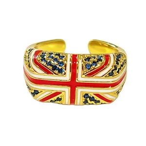 Detailopname van een geëmailleerde Union Jack ring in Britse stijl met blauwe stenen