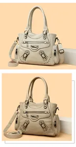 Vue détaillée d'un sac cabas en cuir beige avec rivets et doubles sangles
