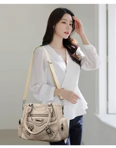 Chic sac cabas bandoulière beige porté par un mannequin pour le quotidien