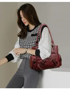 Sac cabas en cuir bordeaux pour femme avec rivets et design élégant pour le travail.