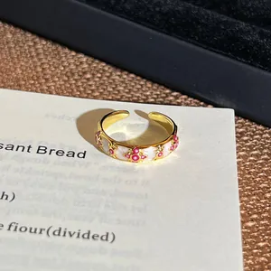 Detailansicht eines verstellbaren Rings mit Vintage-Blumenmuster und Goldfinish.