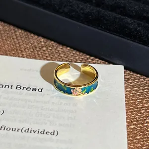 Detailansicht eines Vintage-Emaille-Rings mit blau-rosa Ölgemälde-Blumenmuster-Detail