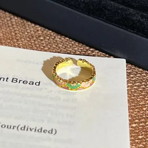 Detailansicht eines Vintage-Rings im chinesischen Stil mit bunten Emaille-Blumenmustern.